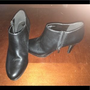Liz Claiborne Booties Black Size 6.5
